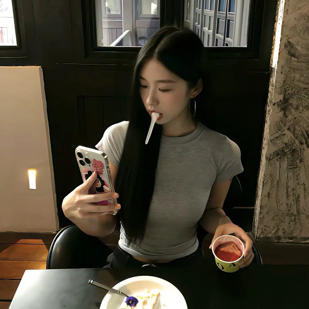 双眼凝视